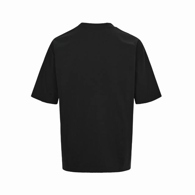 Fendi 芬迪 25Ss 下摆标签刺绣短袖 面料采用定制240G 26支特滑双股精棉平纹高密无尘全棉布料。前幅高密度加厚，走线平整，代工品质，全套定制辅料。