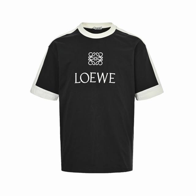 Loewe 罗意威 25Ss 拼接织带刺绣短袖 春天和*的约会，这件真的迷死我了。穿起来舒适时髦%百搭，织带设计简直就是宝藏了，很高級，提高审美。搭配胸前Log