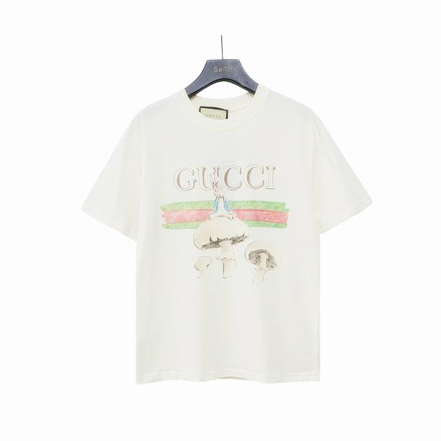 实拍细节图+尺码表 Gucci 古驰 24Ss彼得兔蘑菇短袖T桖 卡通设计看起来满满的回忆感！版型剪裁特别有讲究！上身很洋气显瘦内搭外穿都看 高密针织圆领设计，