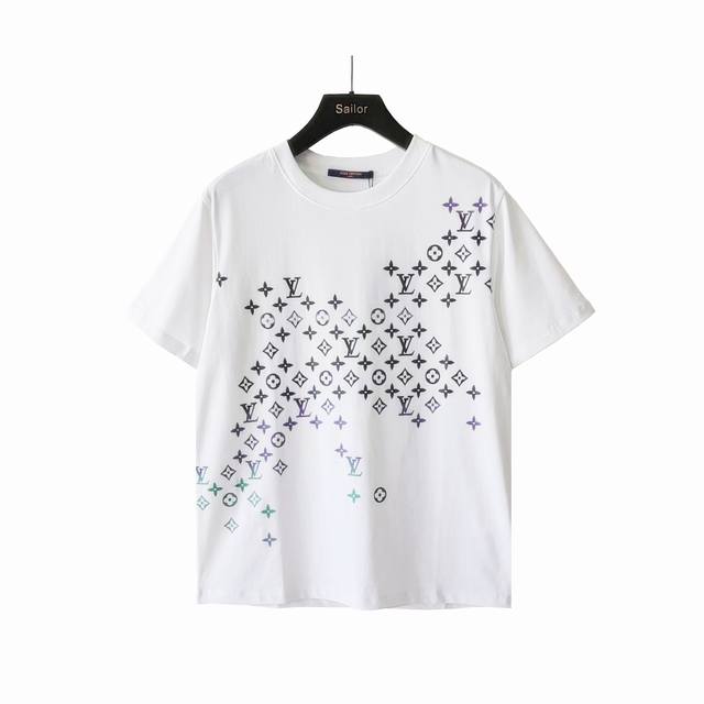 实拍细节图+尺码表 Lv 路易威登渐变短袖T恤 面料：精梳紧密棉盖棉280克洗水面料 柔顺手感 宽松版型设计 高密度的机织工艺，如棉絮般柔紧致舒适 有挺括感，上