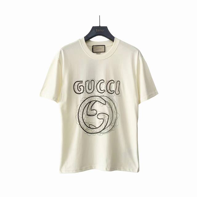 实拍细节图+尺码表 Gucci 手绘定制刺绣Logo圆领短袖 选用客供定制针织 %纯棉面打造,面料手感细腻，厚实有质感的纯棉布 高密度的机织工艺，如棉絮般柔紧致