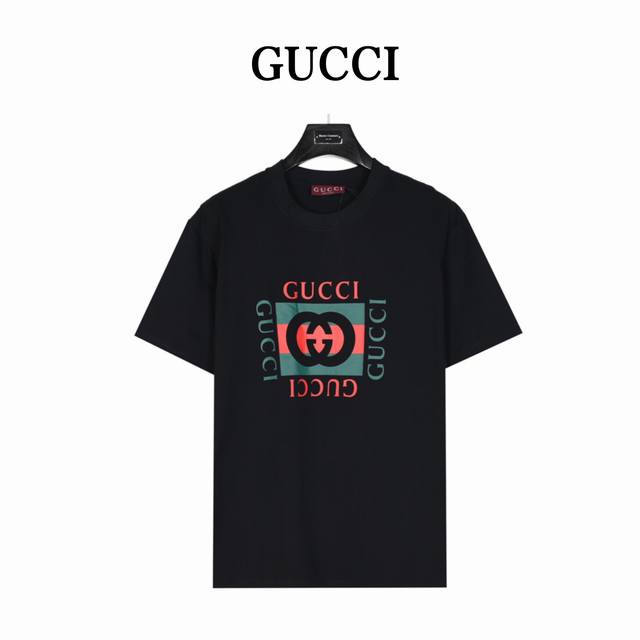 Gucci 古驰 Gucci互扣式双G印花短袖T恤 这款单品出自Gucci Lido系列，设计灵感源自意大利海岸的夏日风情和海滩俱乐部。 早秋系列以现代视角焕新