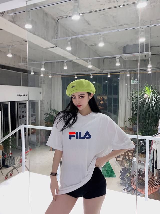Fila 斐乐中性风格圆领纯棉短袖T恤，颇具标志性的 Logo与颜色素净的基础款型相结合，打造低调百搭又具有品牌特色的代表性单品！ 此款依旧延续了极简设计，经典