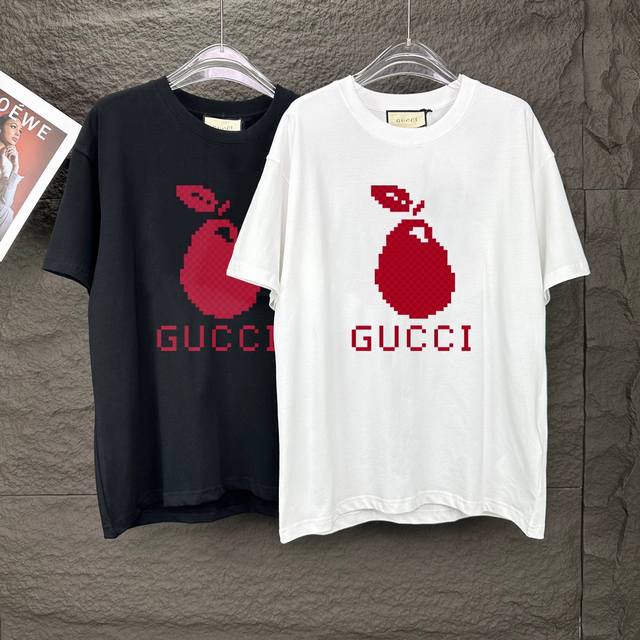 春夏新款Gucci古驰新款图案Logo字母印花休闲情侣宽松短袖T恤，Oversize宽松版型，精梳纯棉爽滑手感，纯棉不起球不起毛，男女同款！ 颜色：黑色 白色