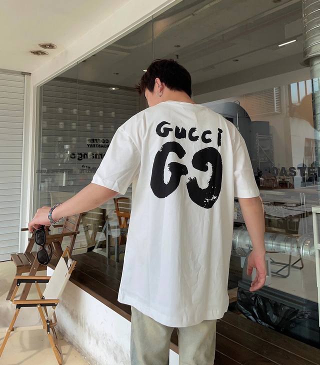 上新！春夏Gucci短袖T恤,版型剪裁特别有讲究！上身很洋气显瘦内搭外穿都看 高密针织圆领设计，平整简约！亲肤透爽！T恤面料的柔软性舒适性无可挑剔！男女均可驾驭