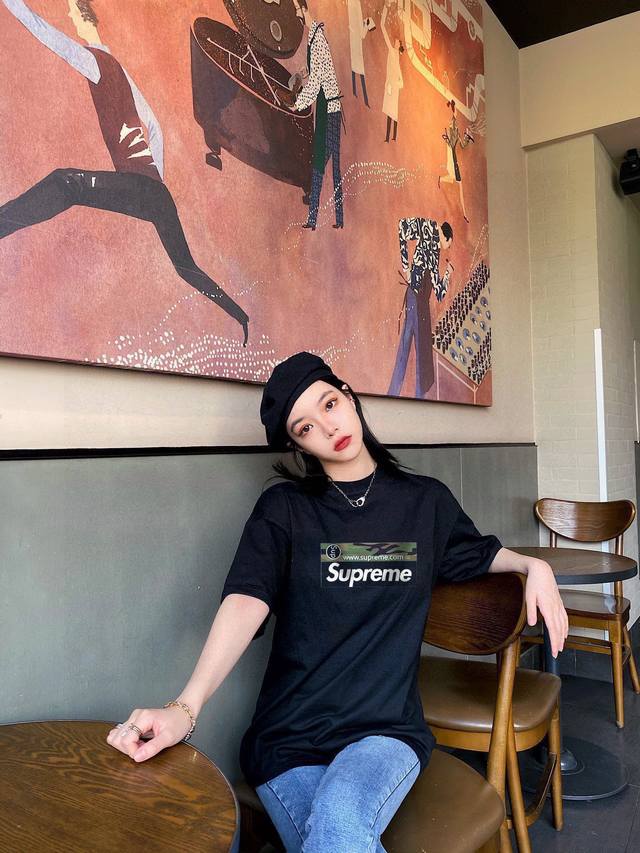 上新！赋予经典的Supreme不一样的高街时髦，日常穿着简单好搭，无性别分界！ 高密针织圆领设计，平整简约！亲肤透爽！T恤面料的柔软性舒适性无可挑剔！男女均可驾