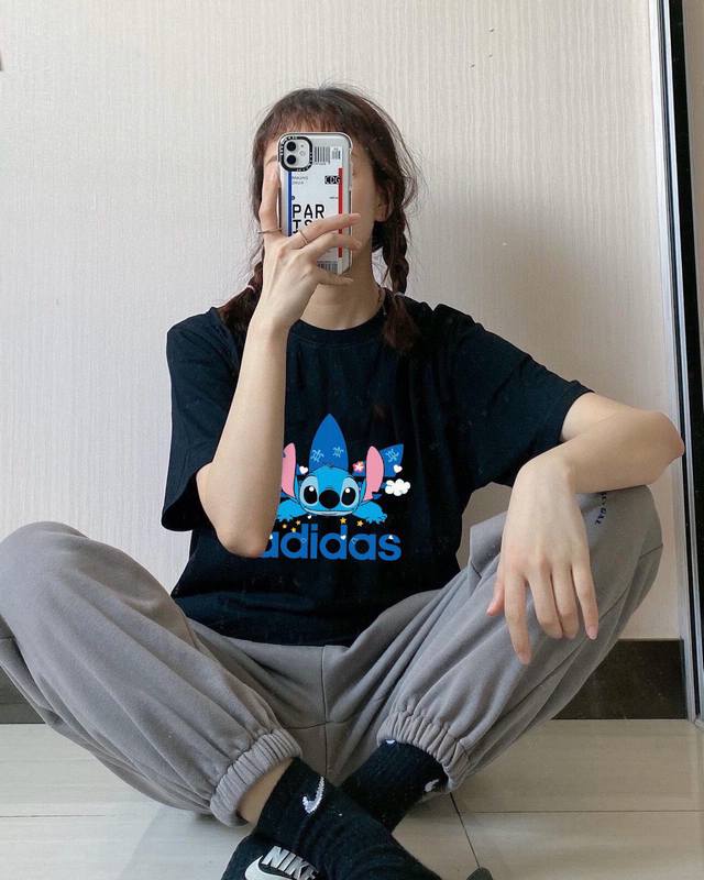 上新！元素碰撞，别致心情！三叶草联名款经典的史迪奇年度最可爱单品！ 高密针织圆领设计，平整简约！亲肤透爽！面料的柔软性舒适性无可挑剔！男女均可驾驭，打破性别局限