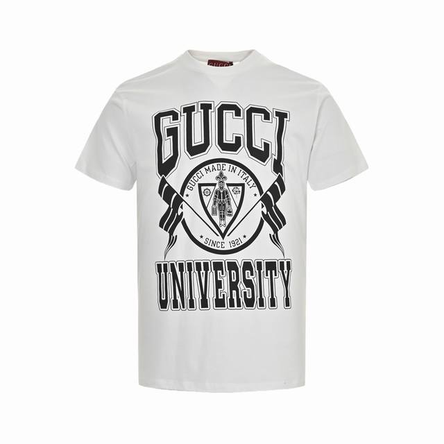 Gucci 古驰 24Ss 校徽印花短袖 面料： 整款面料依旧是手感松软舒适的100%进口埃及长绒棉！穿起来简直不要太舒服！！手感软糯 像云朵一样的质感 看似一