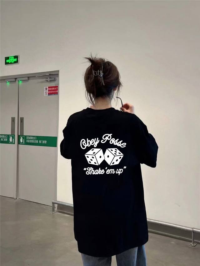 斯图西 专柜同款 新款基础款短袖 真正的大厂原单品质！面料采用240高克重纯棉质地，反复水洗不易变形。 定位裁剪、版型纯正！真正的大厂印花！久洗不脱落不变形。经