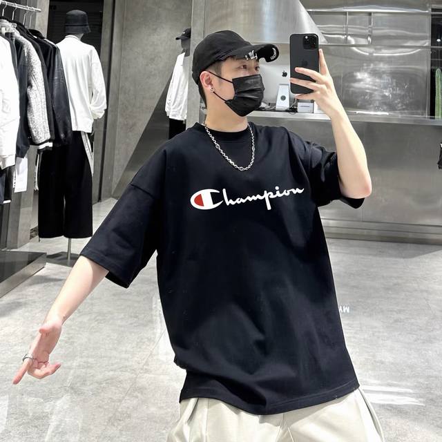 冠军 专柜同款 新款基础款短袖 真正的大厂原单品质！面料采用240高克重纯棉质地，反复水洗不易变形。 定位裁剪、版型纯正！真正的大厂印花！久洗不脱落不变形。经典