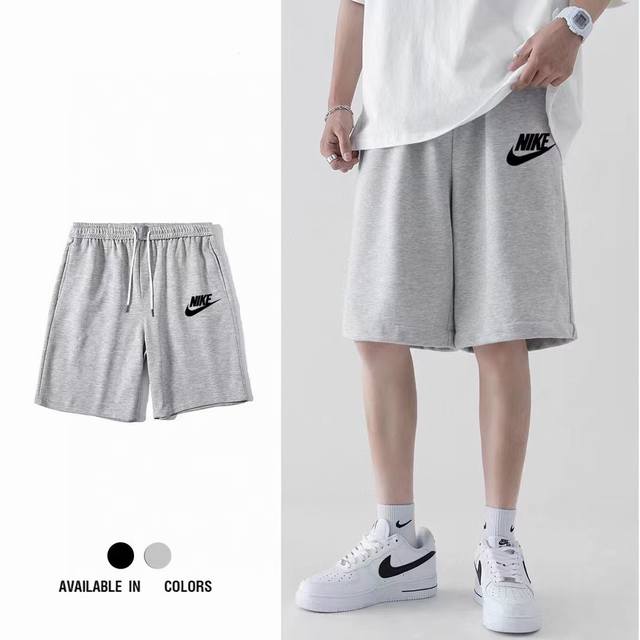Nike耐克经典小标印花双色毛圈短裤 官网 专柜经典款情侣款 高品质毛圈材质，透气舒适，裤腰抽绳式设计，裤腿经典耐克Logo，进口胶印，机洗不脱落。版型宽松 男