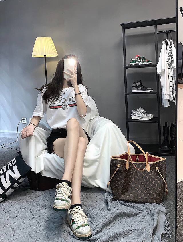 古驰经典款做旧印花 Gucci 古驰 经典款 长条腰带经典款 破旧Gucci字母 最火基础经典款 短袖T恤 男女同款 情侣款 Oversize版型 宽松 颜色：