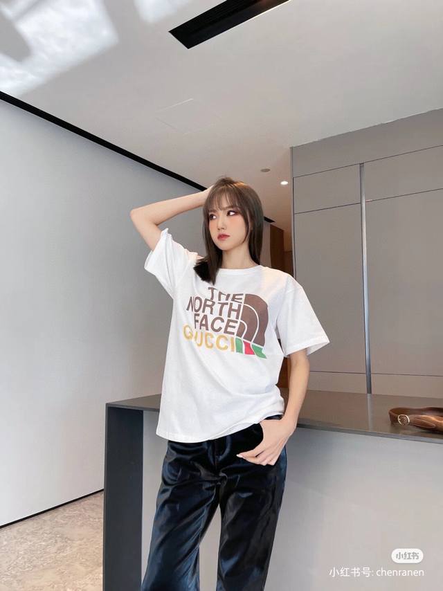 Gucci X 北面联名古驰系列爆款情侣短袖T恤 今年小红书超爆款 细节版本一比一复刻，面料的最高标准品质，版型超正 上身效果非常Nice，男女同款 颜色 ：黑