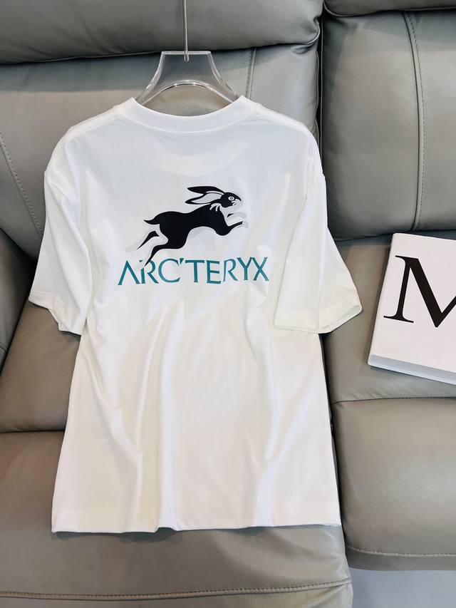 60 重磅来袭！新款Arc’Teryx始祖鸟 兔年独家限定款！放眼整个朋友圈，绝对找不到这批货，仅一 来件 我全拿下啦！绝对的棒！版型太酷了！巨完美呀 品名：