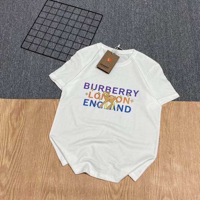 巴宝莉字母小鹿短袖博柏利Burberry｜A到爆这款巴宝莉字母小鹿短袖设计师真的是太厉害了R前面有个正面趴着的小鹿烫画简直可爱到爆烫画设计师真的太用心了 小红书