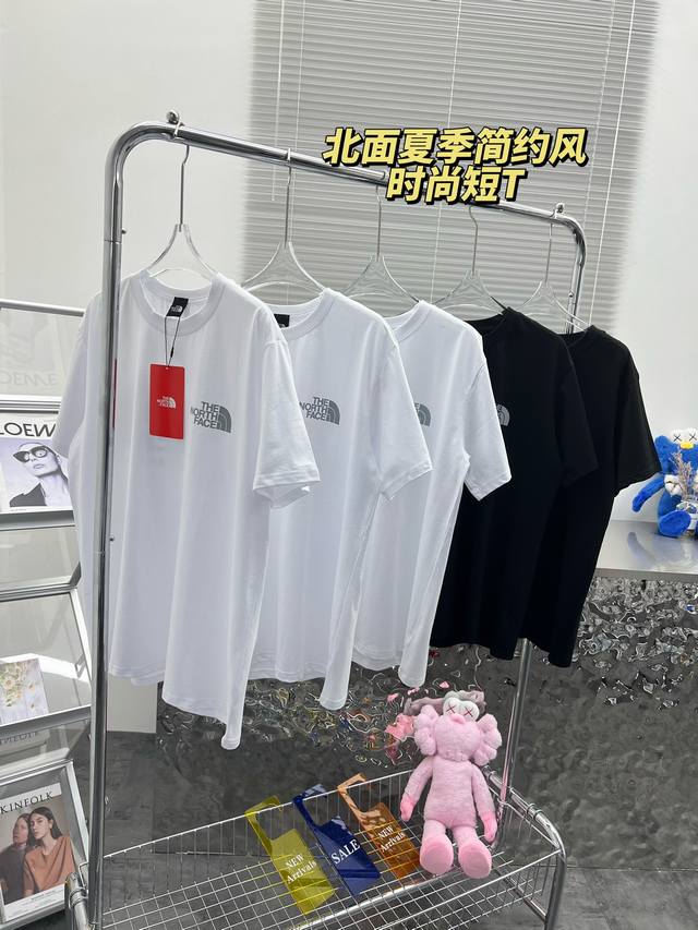 北面～原版订制款 前后印花短袖T恤 极具辨识度的品牌Logo元素 撞色印染于前后 使得整体感非常统一和谐 简约的设计中充满国际大牌才拥有的大气感 夏季情侣穿搭