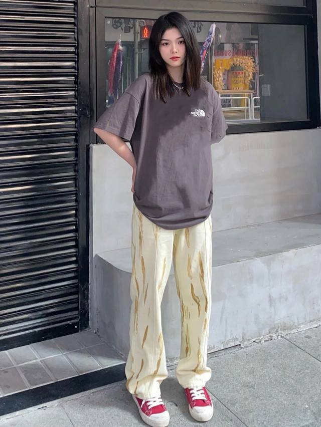 上新！北面夏季新款短袖T恤,图案看起来满满的设计感！版型剪裁特别有讲究！上身很洋气显瘦内搭外穿都看 高密针织圆领设计，平整简约！亲肤透爽！T恤面料的柔软性舒适性