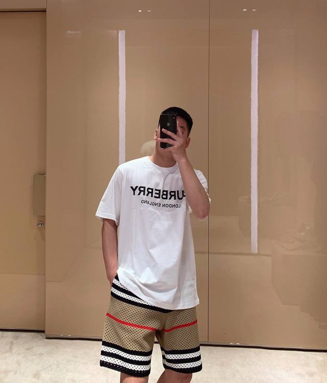 Burberry巴宝莉22Ss新款立体描边标语Logo胶印短袖情侣款T恤 240G纯棉质地，高级感满满，上身超酥服，作为舒适穿搭的重中之重，百搭耐看，一眼就爱上