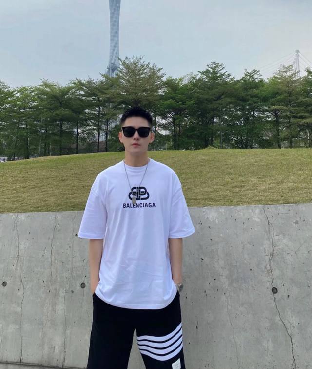 Balenclaga 巴黎世家 锁扣 “别针 锁链 双环扣” 经典款 短袖T恤 240G高级精梳棉面料 正品打版过肩压条双针走线做工非常细腻 辅料最新版专柜领标