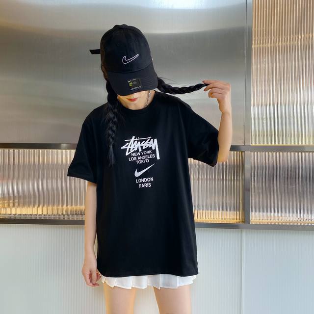 Nike Stussy耐克斯图西联名春季印花T恤小红书爆款 采用双纱纯棉面料230G克重 环保印花 宽松版型 面料舒适透气走线工整 面料厚实不起球 宽松的版型结