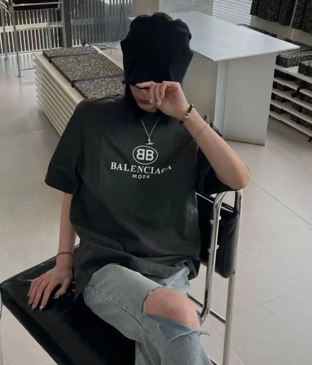 上新 Balenciaga 巴黎世家经典Bb字母Logo黑色配色情侣款短袖T恤，男女同款，你值得拥有绝佳夏季穿搭必备单品 经典百搭永不过时系列，男女同款 情侣可