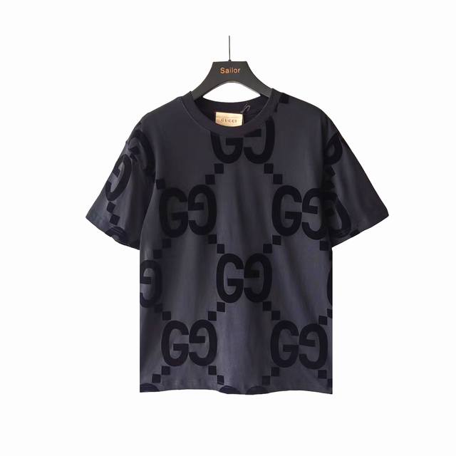 实拍细节图+尺码表 Gucci 古驰 植绒满印Logo圆领T恤 高克重短袖 选用客供定制针织 %纯棉面打造,面料手感细腻，厚实有质感的纯棉布 高密度的机织工艺，