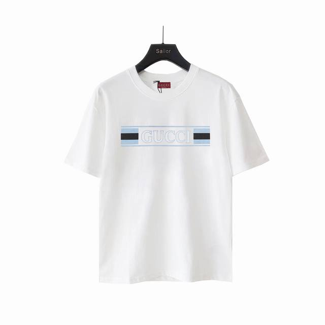 实拍细节图+尺码表 Gucci 古驰 新能源电池Logo印花圆领T恤 选用客供定制针织 %纯棉面打造,面料手感细腻，厚实有质感的纯棉布 高密度的机织工艺，如棉絮