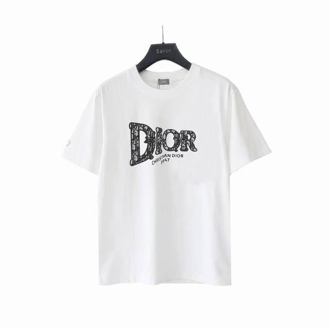 实拍细节图+尺码表 Dior迪奥新款胸前满印字母硅胶烫短袖 多样的花朵为Dior标识上衣赋予挚爱浓情 宽松版型显瘦包容性极好 圆领设计修饰了脖颈线条 。胸前的立