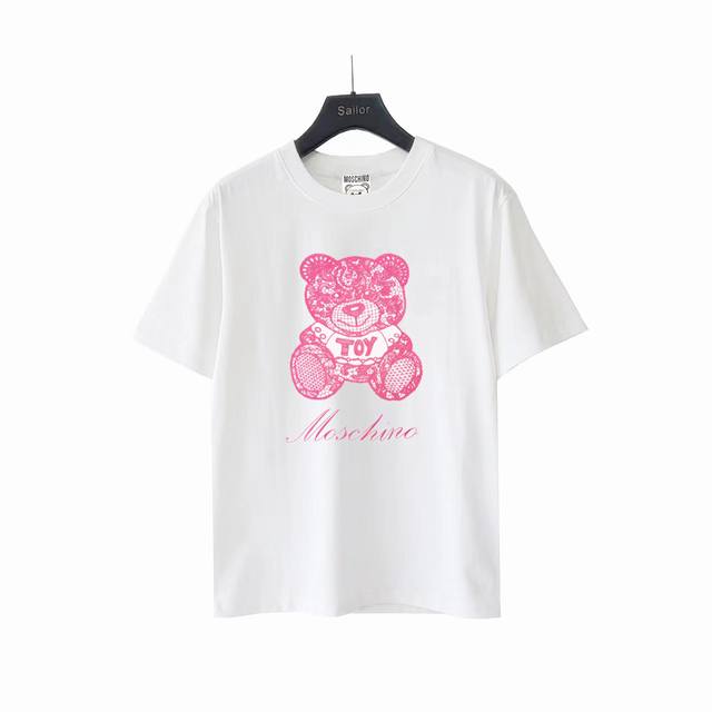 实拍细节图+细节图 Moschino 莫斯奇诺 粉红印花小熊短袖 彰显个性十足的时尚元素！高克重棉质打造，纹理质感相当特殊，从未有过的亲肤体验，在质地上也是绝对