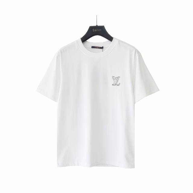实拍细节图 +尺码表 Louis Vuitton 路易威登 前后绣花Logo短袖T恤 面料：洗水精梳紧密棉盖棉280G 柔顺手感 宽松版型设计 爆款现货春夏短袖