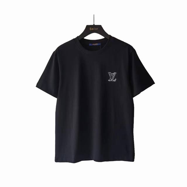 实拍细节图 +尺码表 Louis Vuitton 路易威登 前后绣花Logo短袖T恤 面料：洗水精梳紧密棉盖棉280G 柔顺手感 宽松版型设计 爆款现货春夏短袖