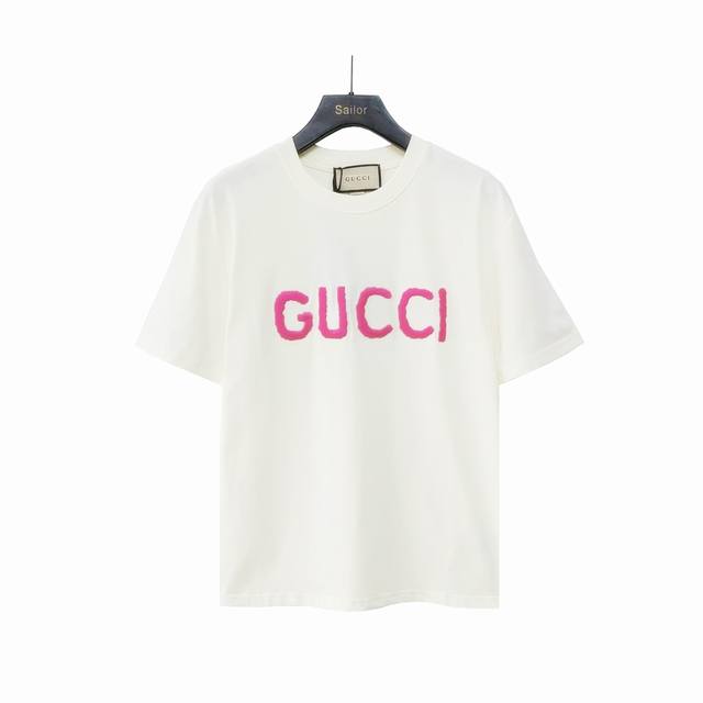 实拍细节图 +尺码表 Gucci 古驰 粉色Logo刺绣圆领短袖 定织克重230针织棉，21支有机麻棉混纺面料，原身布切捆条做罗纹，原版定染颜色，采用进口田岛刺