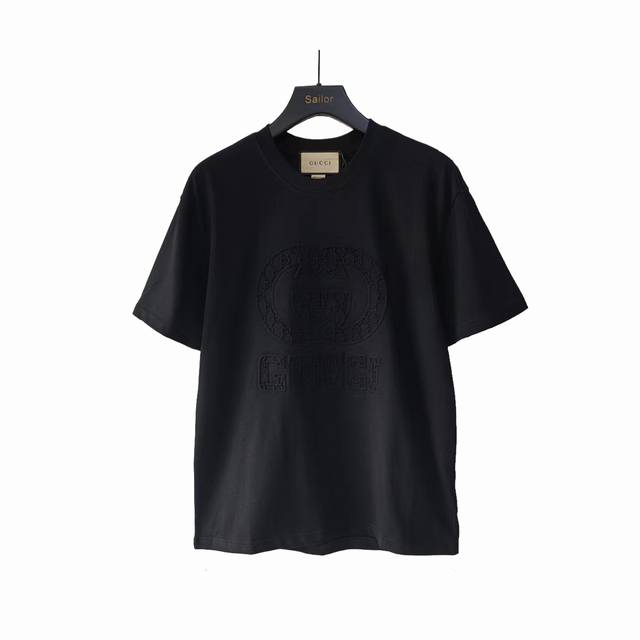 实拍细节图+尺码表 Gucci 古驰 24Ss 暗纹3D压纹大Logo字母圆领短袖T桖 选用客供定制针织 %纯棉面打造,面料手感细腻，厚实有质感的纯棉布 高密度