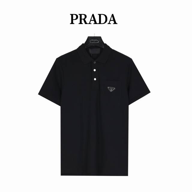 Prada 普拉达 新款胸口三角标口袋Polo短袖 胸前经典三角标铁牌，口袋设计以及典型精准的英式版型裁剪，各年龄段均可驾驭，满足任何日常生活工作场所穿着所需，
