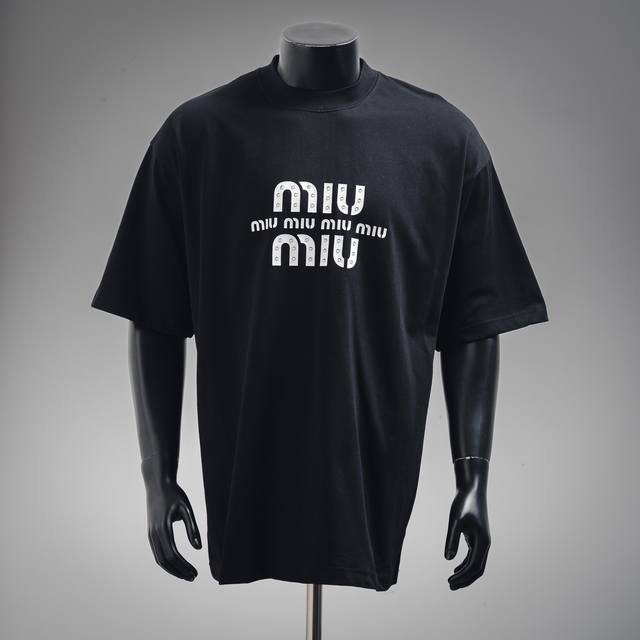 Miu Miu 谬谬25Ss大字母珍珠短袖T恤 凭借其精致、简约的风格，不分性别衣柜中的必备单品。 尺码：Xs-L