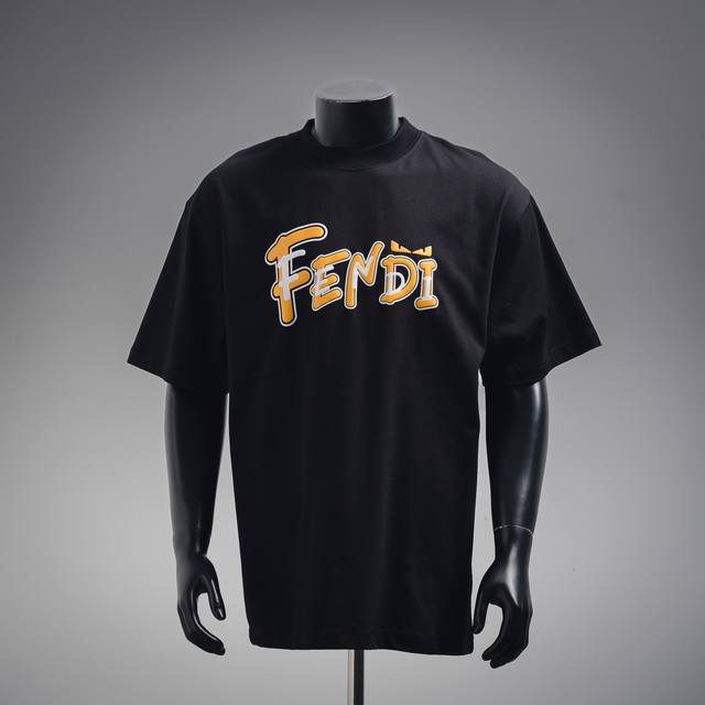 Fendi 芬迪25Ss重叠字母小眼睛短袖T恤 采用高质量面料制作而成，无论是日常穿搭还是参加派对，都能展示出您的时尚品味和个性。这款短袖具有舒适的剪裁和休闲风