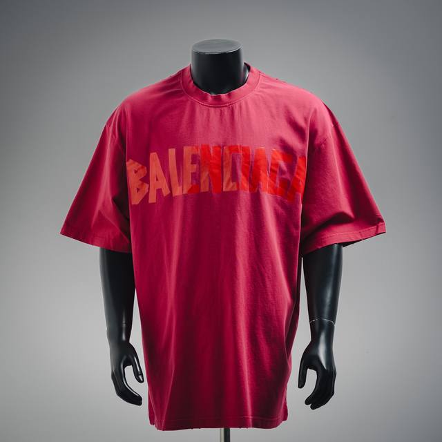Balenciaga 巴黎世家 25Ss 新品树莓红美纹纸胶带短袖 洗水工艺胶印胶带字母短袖T恤 高版本重工洗水怀旧挑破工艺.还原美文贴子凹凸印花工艺 版型依旧
