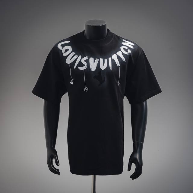 Louis Vuitton 路易威登 25Ss 领口涂鸦字母印花短袖 同缸定织定染原版同色螺纹 领口进口机器印花直喷工艺 内里包边包条做工高版本 细节完美 版型