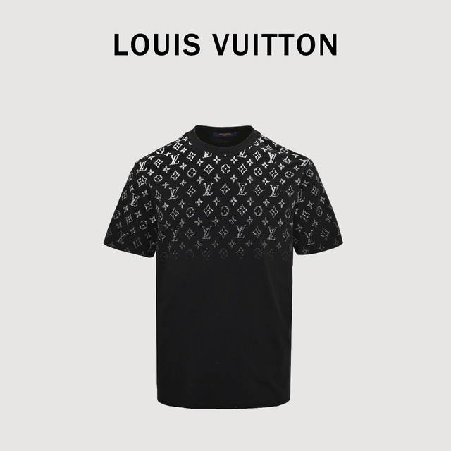 Louis Vuitton 路易威登Lv 渐变满印老花印花短袖T恤 采用特定组织的30S 1*2双纱精梳棉平纹，280克。进口数码印花工艺，完美还原色彩，前幅大
