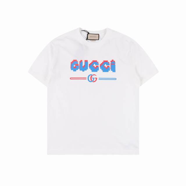 Gucci 古驰 数码字母Logo高克重印花短袖T恤 选用客供定制针织 %纯棉面打造,面料手感细腻，厚实有质感的纯棉布，高密度的机织工艺，如棉絮般柔紧致舒适，有