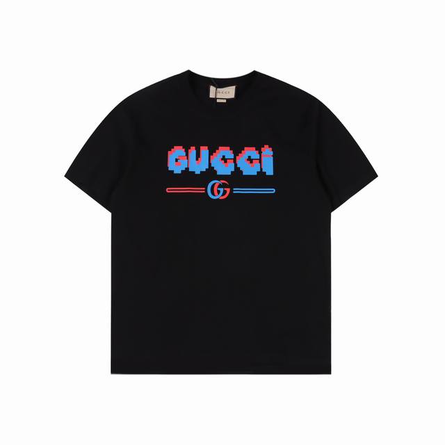 Gucci 古驰 数码字母Logo高克重印花短袖T恤 选用客供定制针织 %纯棉面打造,面料手感细腻，厚实有质感的纯棉布，高密度的机织工艺，如棉絮般柔紧致舒适，有