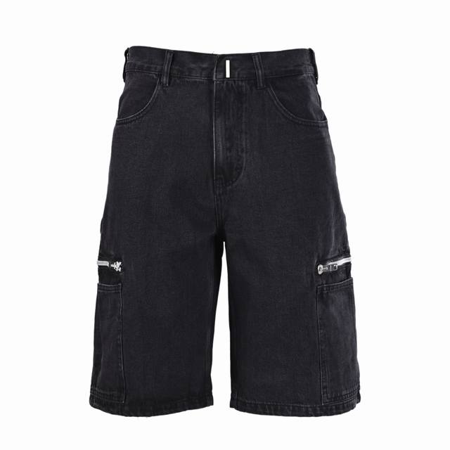 Givenchy纪梵希Gvc 牛仔工装短裤 面料采用21安牛仔料 成衣后经过套色染蓝成裤颜色偏蓝色。定制Ykk拉链，定制裤头原版皮牌 皮牌四周经过油边，定制品牌