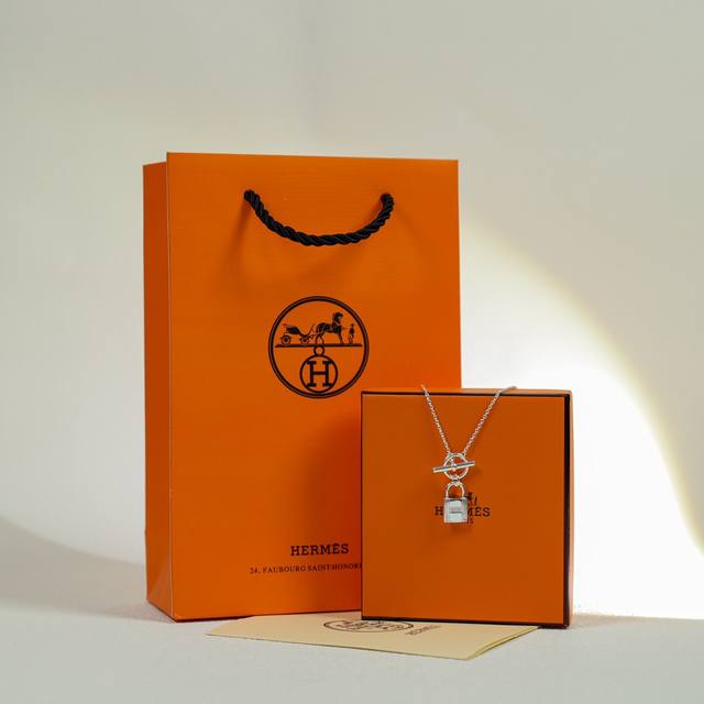 Hermes 爱马仕 锁头项链 官网最新款，众明星佩戴同款 现货秒发 原版购入开发 抛光 电镀 打磨 捞色 手工 滴色 镭射刻字 正确字体 及货号 正确链条长度