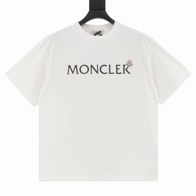 Monecler 蒙口 经典刺绣徽标圆领短袖 面料采用260克重精梳棉，定制32支1*1螺纹，成衣两遍水洗处理，面料舒适亲肤无异感，定制定染面料， 纺织密度高，