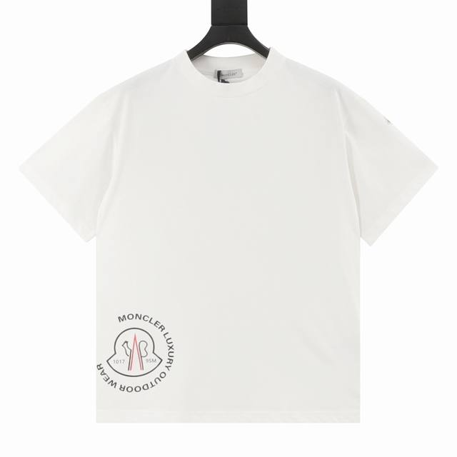 Monecler 蒙口 经典徽标印花圆领短袖 面料采用260克重精梳棉，定制32支1*1螺纹，成衣两遍水洗处理，面料舒适亲肤无异感，定制定染面料， 纺织密度高，