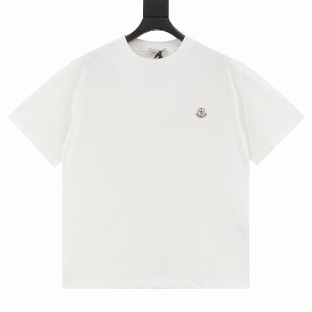 Monecler 蒙口 胸口小标Logo短袖 面料采用260克重精梳棉，定制32支1*1螺纹，成衣两遍水洗处理，面料舒适亲肤无异感，定制定染面料， 纺织密度高，