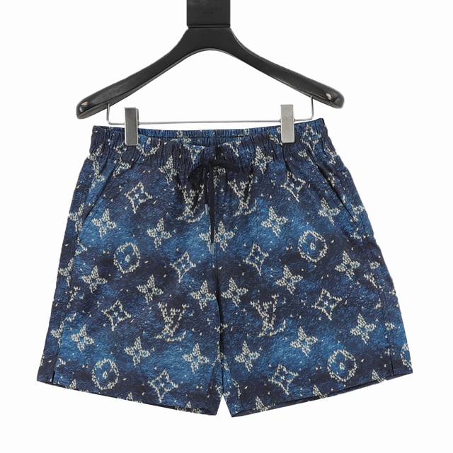 Louis Vuitton 路易威登 船帆印花图案短裤 工艺说明：棉质府绸浸染深邃色彩，海浪般翻涌的纹理之上，航行的小船图案紧密族拥，组成全幅 Monogram