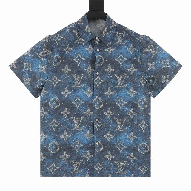Louis Vuitton 路易威 船帆印花图案衬衫 工艺说明：棉质府绸浸染深邃色彩，海浪般翻涌的纹理之上，航行的小船图案紧密族拥，组成全幅 Monogram