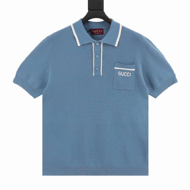 Gucci 古驰 新款衫撞色领刺绣Logo针织Polo短袖 穿上这款针织衫，邂逅意式优雅。经典配色搭配精致撞色饰边，细节处尽显格调。胸口标志性“”标识，是奢华品
