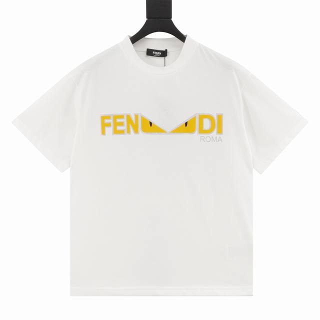 Fendi 芬迪 胸前印花圆领短袖 定制280克潮牌双面面料，罗纹本布，定制双F提花面料，皮革采用进口机定位激光切割，位置更为准确，树脂扣和吊唛皆由人工缝制，与